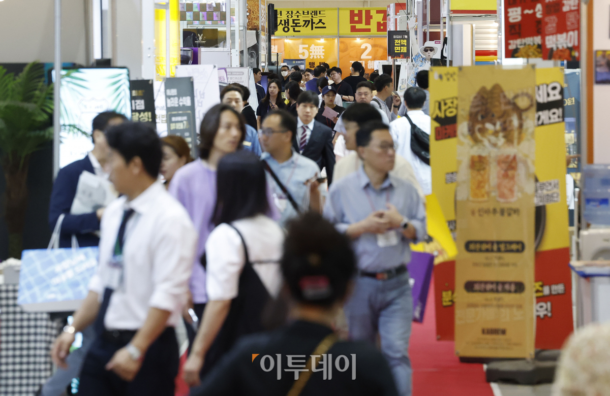 ▲10일 서울 강남구 코엑스에서 열린 '제70회 프랜차이즈 창업박람회 2023'에서 관람객들이 기업 부스를 살펴보고 있다. 이번 행사는 국내 창업 관련 200여 개 브랜드, 400여 개 부스가 참여해 이날부터 12일까지 진행된다. 조현호 기자 hyunho@