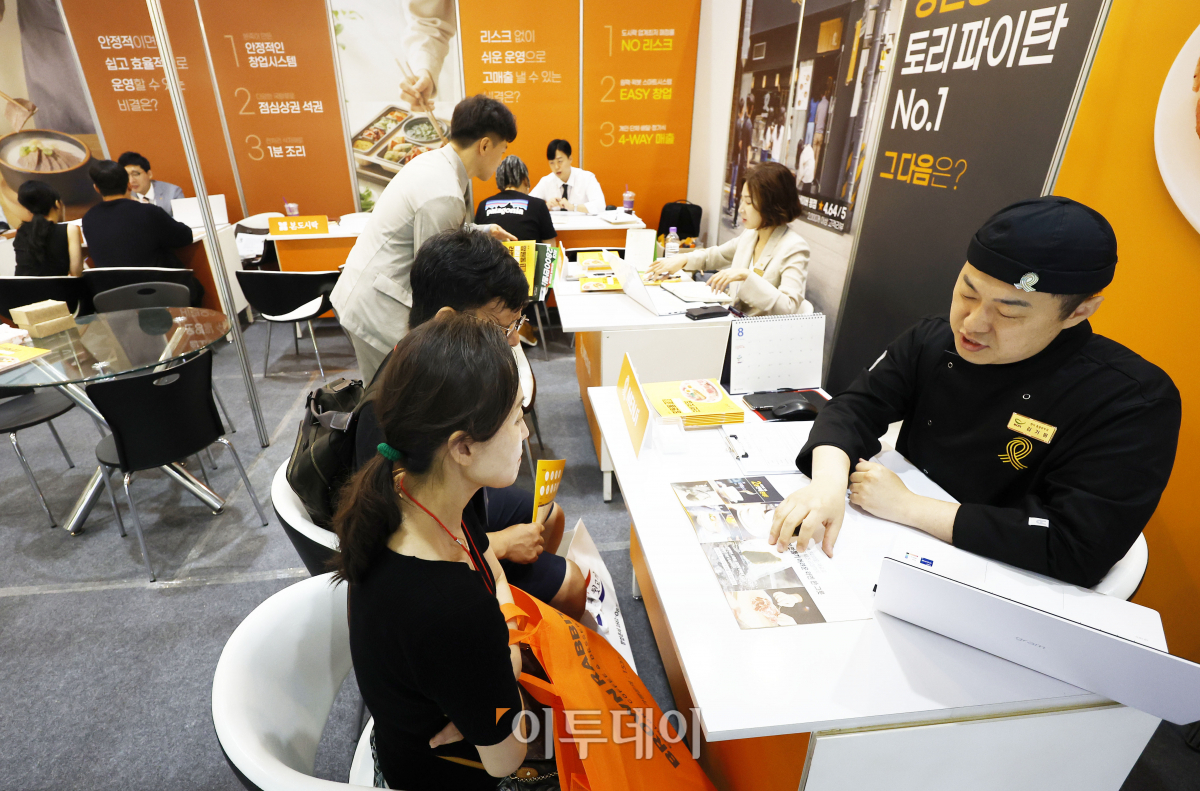 ▲10일 서울 강남구 코엑스에서 열린 '제70회 프랜차이즈 창업박람회 2023'에서 관람객들이 창업 상담을 받고 있다. 이번 행사는 국내 창업 관련 200여 개 브랜드, 400여 개 부스가 참여해 이날부터 12일까지 진행된다. 조현호 기자 hyunho@