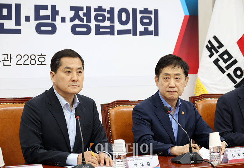 ▲박대출(왼쪽) 국민의힘 정책위의장과 김주현 금융위원장이 10일 서울 여의도 국회에서 열린 수출 경쟁력 강화를 위한 수출금융 종합지원대책 민당정협의회에 참석하고 있다. 고이란 기자 photoeran@