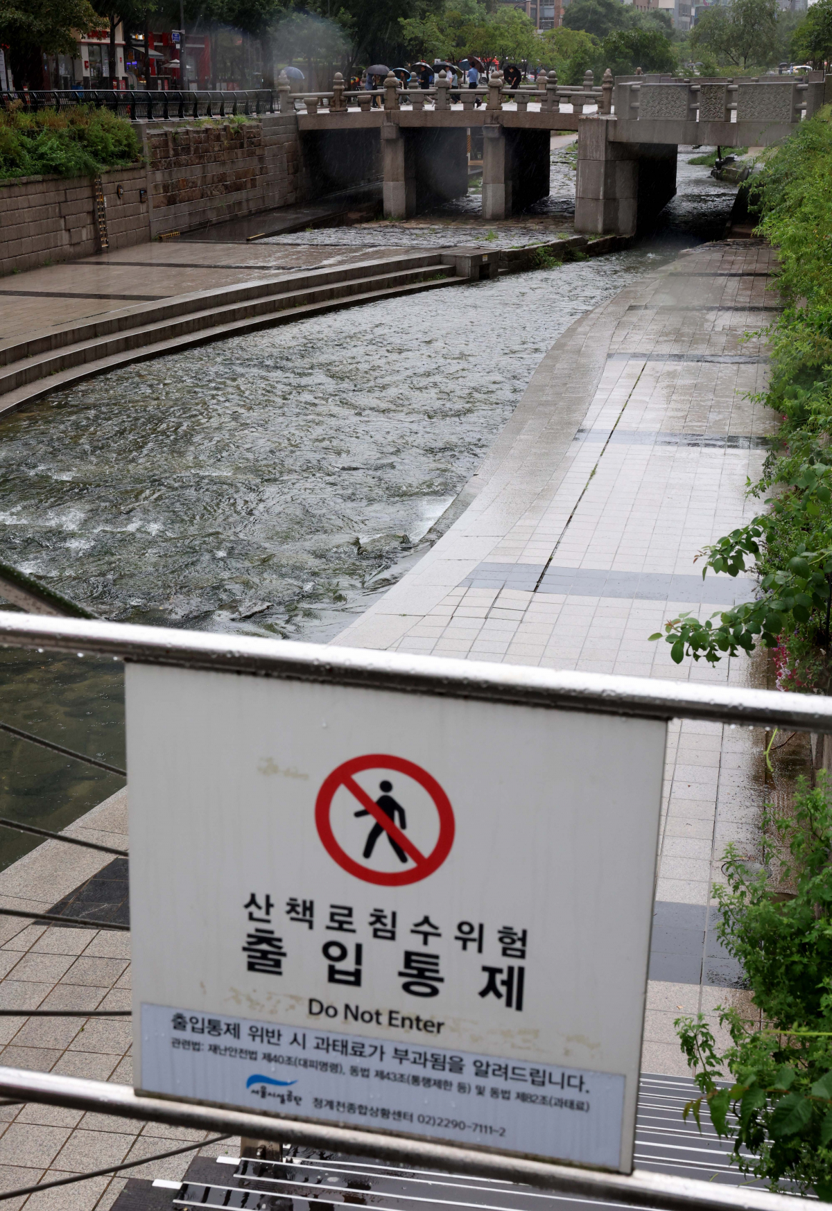 ▲전국이 제6호 태풍 카눈의 영향권에 든 10일 서울 청계천 산책로의 출입이 통제돼 있다. 서울시는 태풍에 대비, 전체 27개 하천의 출입 통제에 들어갔다. 신태현 기자 holjjak@