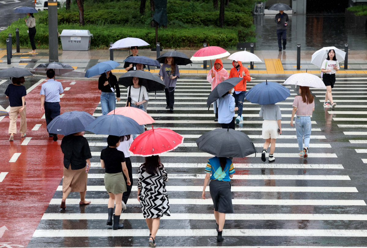 ▲전국이 제6호 태풍 카눈의 영향권에 든 10일 서울 세종로의 한 거리에서 우산을 쓴 시민들이 발걸음을 옮기고 있다. 신태현 기자 holjjak@