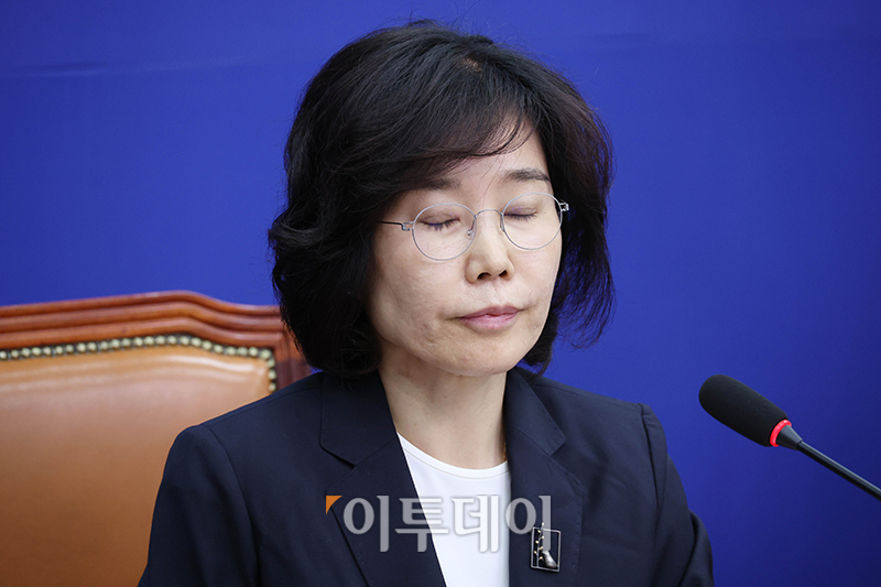 ▲김은경 더불어민주당 혁신위원장이 10일 서울 여의도 국회에서 열린 혁신안 발표 기자회견에서 생각에 잠겨 있다. 고이란 기자 photoeran@
