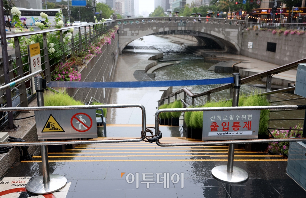 ▲전국이 제6호 태풍 카눈의 영향권에 든 10일 서울 청계천 산책로의 출입이 통제돼 있다. 신태현 기자 holjjak@