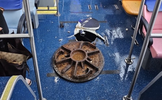 ▲버스 밑바닥을 뚤고 올라온 맨홀 뚜껑의 모습. (연합뉴스)