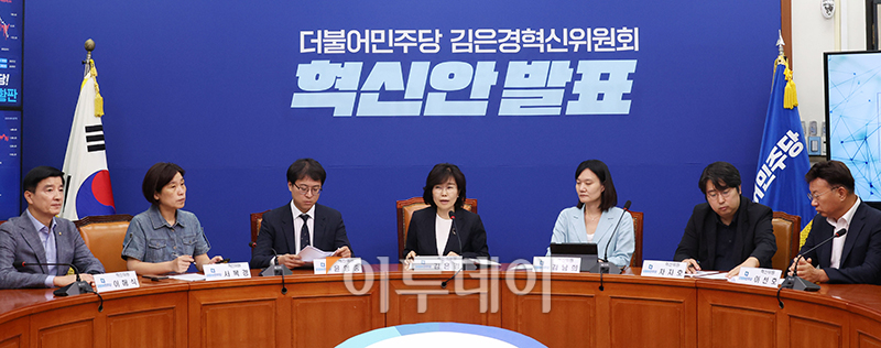 ▲김은경 더불어민주당 혁신위원장이 10일 서울 여의도 국회에서 혁신안 발표 기자회견을 하고 있다. 고이란 기자 photoeran@