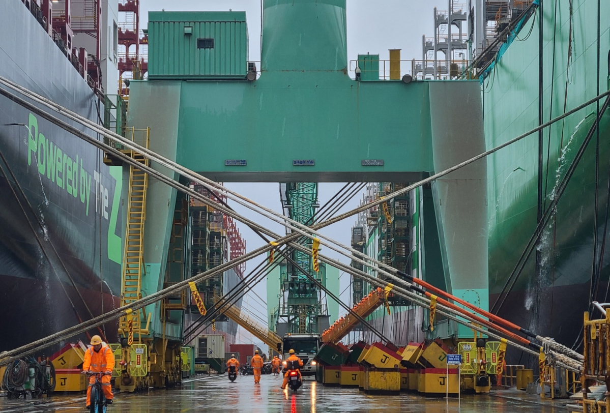 ▲삼성중공업 현장 직원들이 태풍 카눈 북상에 대비해 거제조선소 안벽에 계류 중인 선박의 고정 밧줄을 보강했다. (사진제공=삼성중공업)