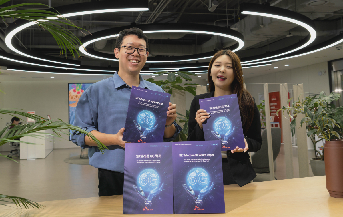 ▲SK텔레콤은 6G 표준화를 위해 필요한 핵심 요구사항과 미래 네트워크 진화 방향성을 제시하는 ‘6G 백서’를 SKT 뉴스룸을 통해 공개했다. (사진제공=SKT)