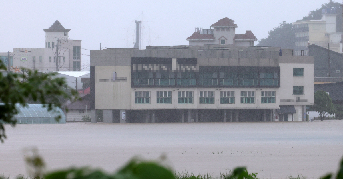 ▲10일 태풍 카눈의 영향으로 많은 비가 내려 강원 강릉시 강동면 정동진의 농경지가 침수되면서 숙박업소도 침수 위기를 맞고 있다. (연합뉴스)