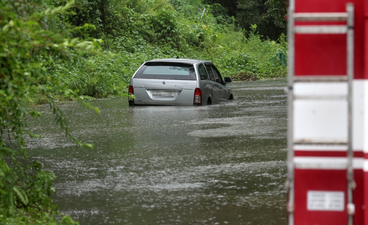 ▲10일 태풍 카눈의 영향으로 많은 비가 내려 강원 강릉시 강동면 정동진의 한 도로에 차량이 침수돼 있다. (연합뉴스)