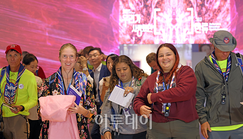 ▲새만금 세계스카우트잼버리 대회에 참가한 미국 대표단의 인솔자 및 지도자들이 10일 서울 종로구 대한민국역사박물관을 방문해 한류와 대중문화 특별전을 관람하고 있다. (사진제공=문화체육관광부)