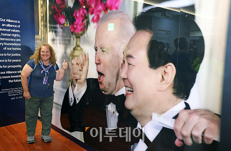 ▲새만금 세계스카우트잼버리 대회에 참가한 미국 대표단의 인솔자 및 지도자들이 10일 서울 종로구 대한민국역사박물관을 방문해 한미동맹 70주년 특별전을 관람하고 있다. (사진제공=문화체육관광부)