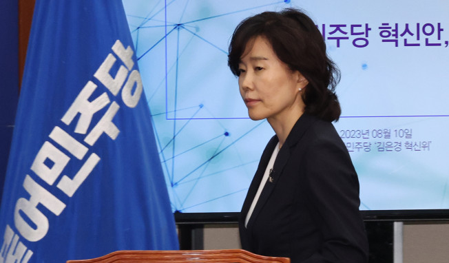 ▲더불어민주당 김은경 혁신위원장이 10일 혁신안 발표를 위해 국회 당 대표실에 입장하고 있다.  (연합뉴스)