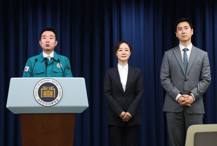 ▲이도운 대통령실 대변인(왼쪽)이 10일 서울 용산 대통령실 청사에서 부대변인 인사 관련 브리핑을 하고 있다. 연합뉴스
