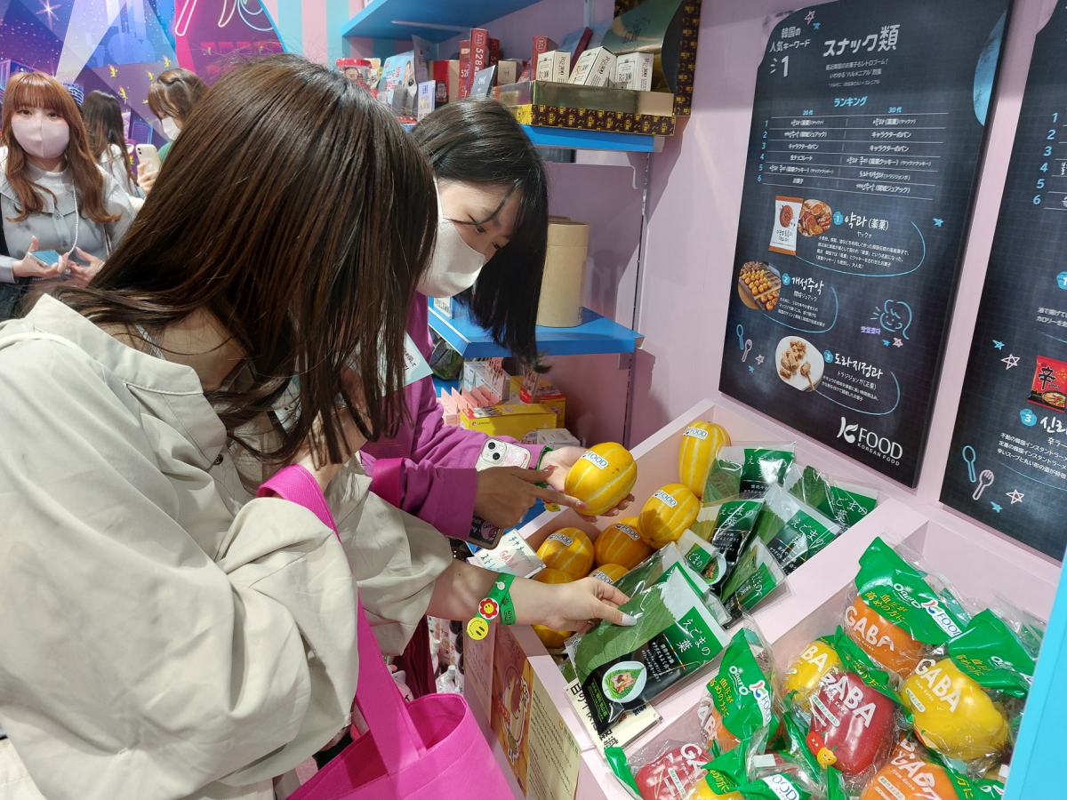 ▲일본에서 기능성 표시 식품으로 등록된 한국산 참외 홍보현장 모습. (사진제공=한국농수산식품유통공사)