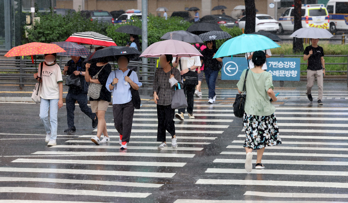 ▲제6호 태풍 카눈이 소멸했지만 남은 비구름이 서울에 많은 비를 내린 11일 서울역 앞 거리에서 우산을 쓴 시민들이 발걸음을 재촉하고 있다. 신태현 기자 holjjak@