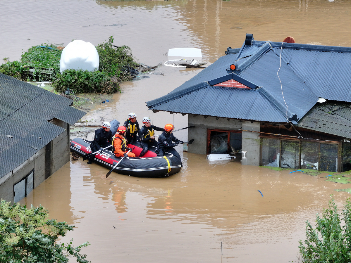 ▲10일 대구 군위군 효령면 병수리가 태풍 '카눈'으로 하천 제방이 유실돼 물에 잠긴 가운데 소방 구조대가 혹시 모를 실종자를 찾기 위해 수색하고 있다. (연합뉴스)