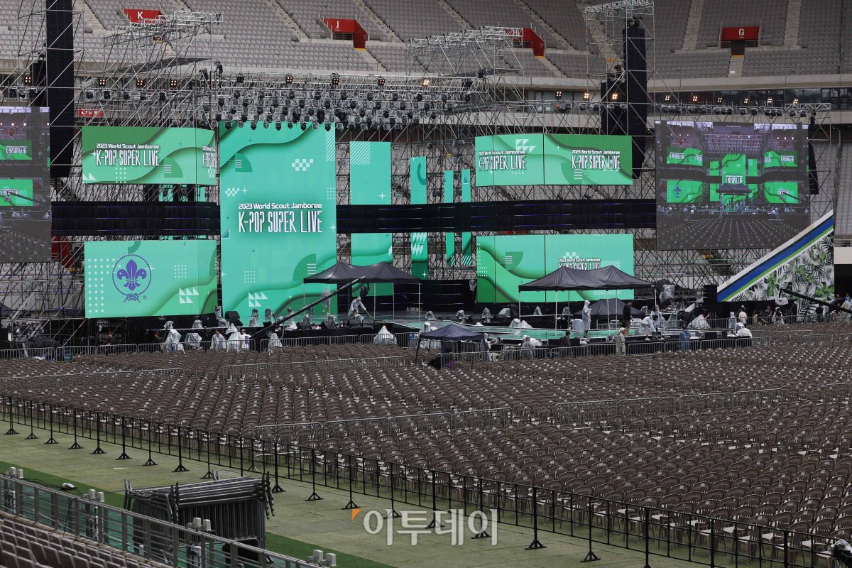 ▲2023 새만금 제25회 세계스카우트 잼버리 폐영식과 K-POP 슈퍼 라이브가 열리는 11일 오후 서울 마포구 서울월드컵경기장에서 행사 관계자들이 공연 준비를 하고 있다. 조현호 기자 hyunho@