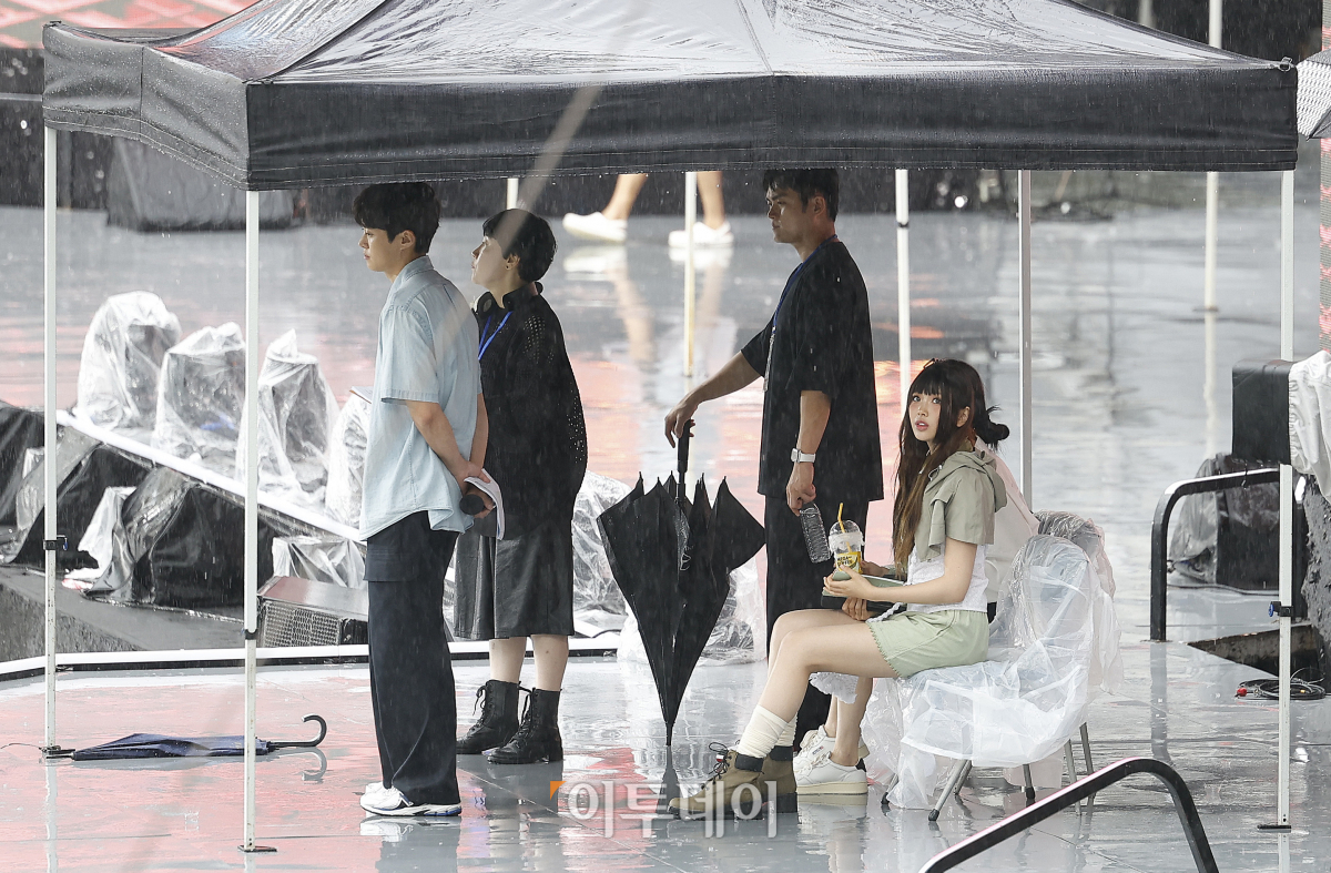 ▲2023 새만금 제25회 세계스카우트 잼버리 폐영식과 K-POP 슈퍼 라이브가 열리는 11일 오후 서울 마포구 서울월드컵경기장에서 배우 공명, 있지 유나, 뉴진스 혜인이 리허설을 하고 있다. 조현호 기자 hyunho@