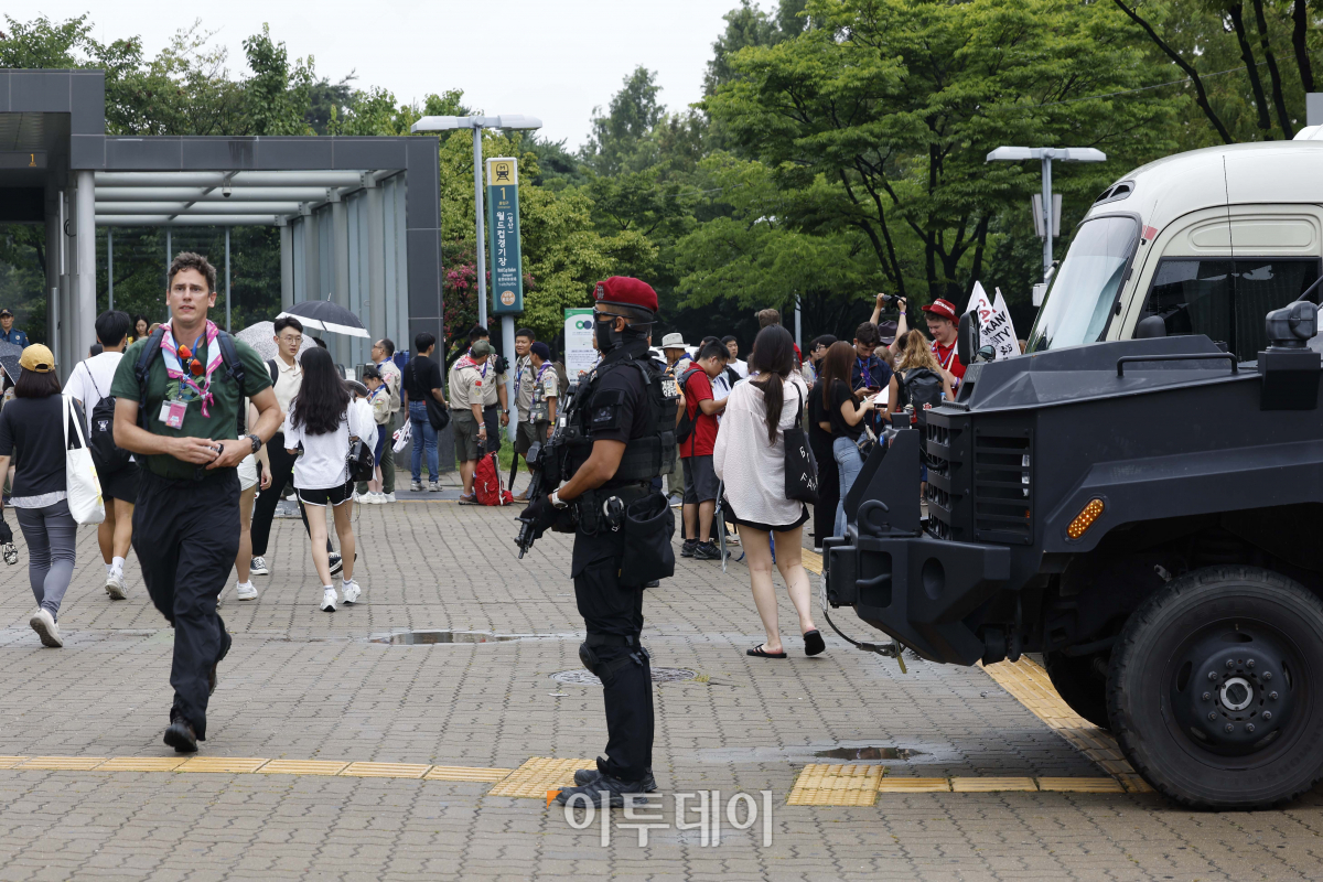 ▲2023 새만금 제25회 세계스카우트 잼버리 폐영식과 K-POP 슈퍼 라이브가 열리는 11일 오후 서울 마포구 서울월드컵경기장에서 경찰특공대원이 순찰을 돌고 있다. 조현호 기자 hyunho@