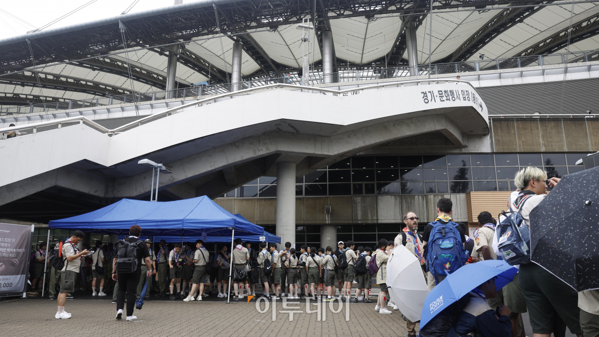 ▲2023 새만금 제25회 세계스카우트 잼버리 폐영식과 K-POP 슈퍼 라이브가 열리는 11일 오후 서울 마포구 서울월드컵경기장에서 잼버리 참가 스카우트 대원들이 공연장에 입장하기 위해 대기하고 있다. 조현호 기자 hyunho@