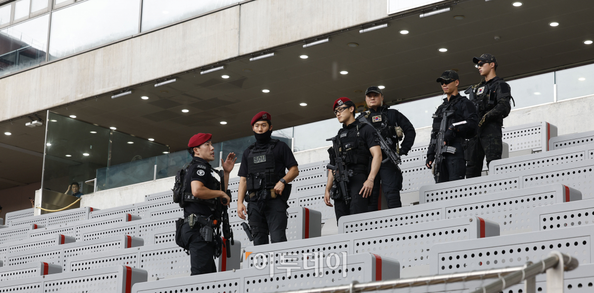 ▲2023 새만금 제25회 세계스카우트 잼버리 폐영식과 K-POP 슈퍼 라이브가 열리는 11일 오후 서울 마포구 서울월드컵경기장에서 경찰특공대원이 순찰을 돌고 있다. 조현호 기자 hyunho@