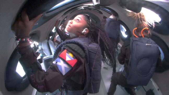 ▲버진갤럭틱 우주 관광 비행 참가자들의 모습. 출처=AP 연합뉴스
