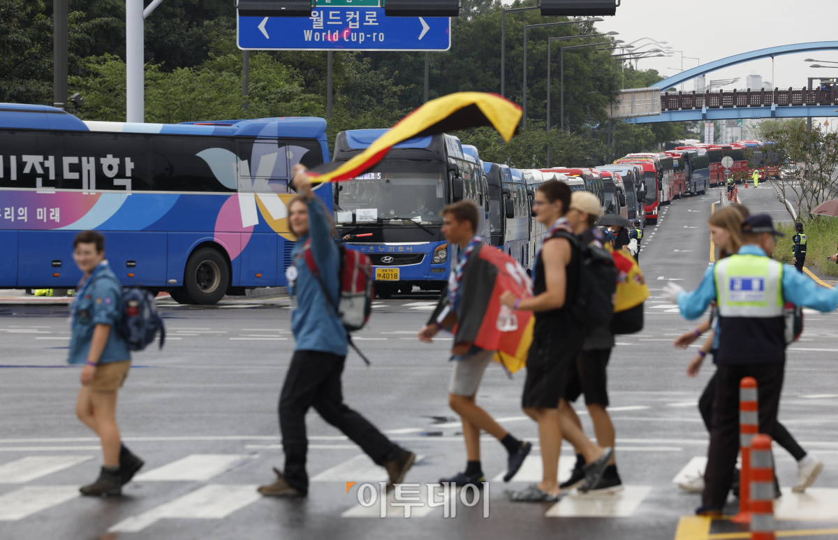 ▲2023 새만금 제25회 세계스카우트 잼버리 폐영식과 K-POP 슈퍼 라이브가 열리는 11일 오후 서울 마포구 서울월드컵경기장에서 잼버리 참가 스카우트 대원들이 서울월드컵경기장으로 이동하고 있다. 조현호 기자 hyunho@