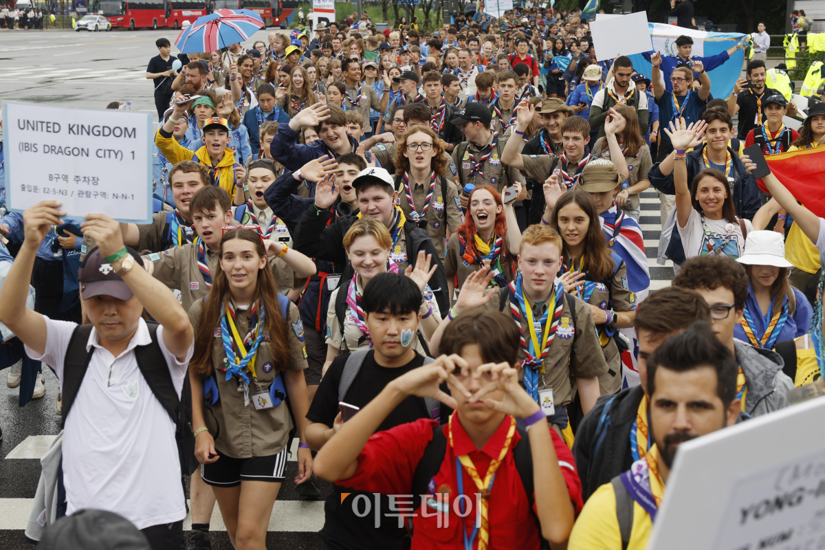 ▲2023 새만금 제25회 세계스카우트 잼버리 폐영식과 K-POP 슈퍼 라이브가 열리는 11일 오후 서울 마포구 서울월드컵경기장에서 잼버리 참가 스카우트 대원들이 서울월드컵경기장으로 이동하고 있다. 조현호 기자 hyunho@