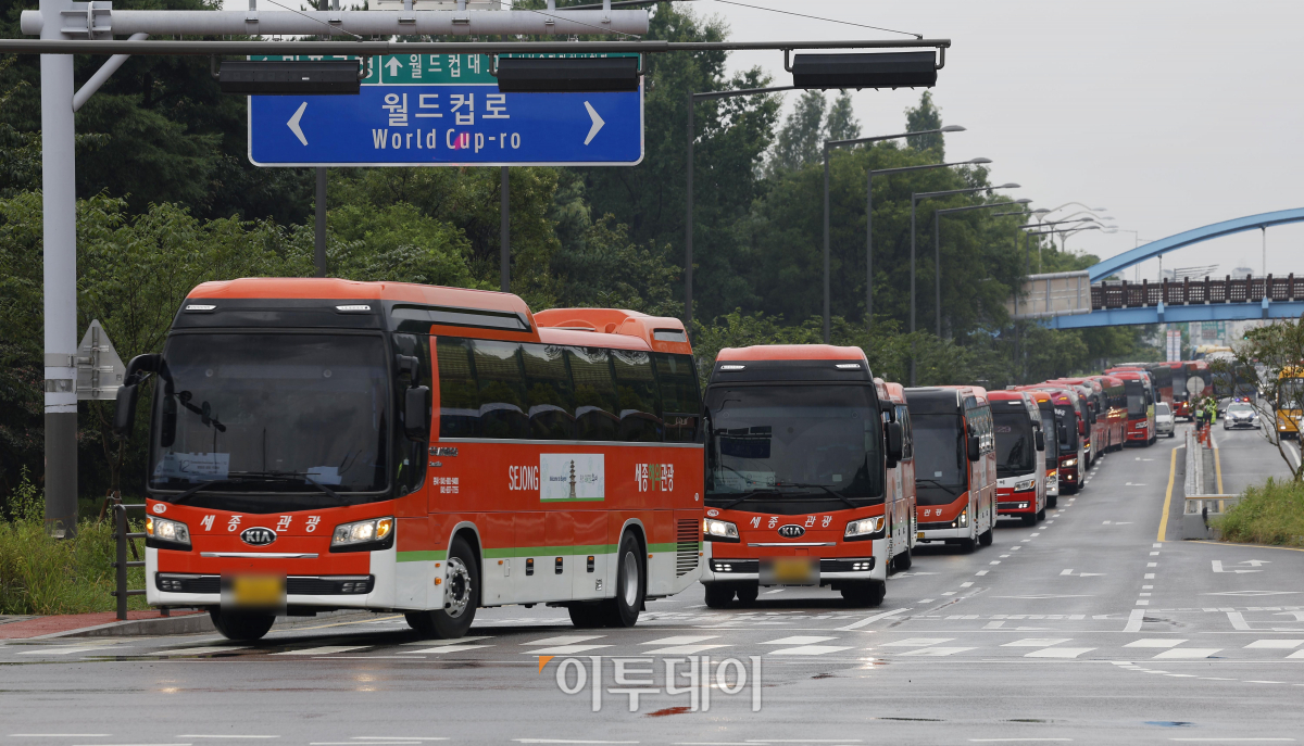 ▲2023 새만금 제25회 세계스카우트 잼버리 폐영식과 K-POP 슈퍼 라이브가 열리는 11일 오후 서울 마포구 서울월드컵경기장에서 잼버리 참가 스카우트 대원들을 태운 버스가 서울월드컵경기장으로 줄지어 이동하고 있다. 한편 경찰은 이날 오후 2시부터 구룡교차로에서 월드컵경기장교차로까지 월드컵로의 양방향 차로의 차량 통행이 제한한다. 경기장교차로에서 농수산교차로, 난지IC와 상암교차로는 교통량을 고려해 탄력적으로 통제한다. 조현호 기자 hyunho@