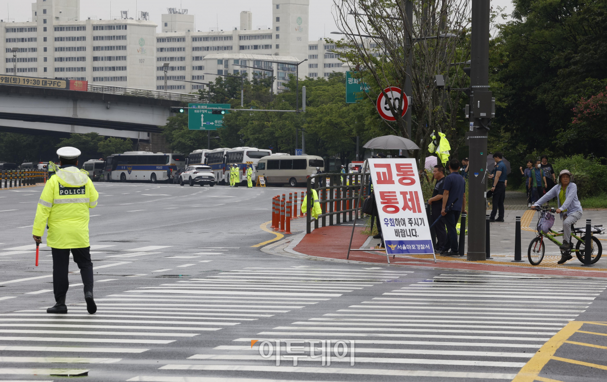 ▲2023 새만금 제25회 세계스카우트 잼버리 폐영식과 K-POP 슈퍼 라이브가 열리는 11일 오후 서울 마포구 서울월드컵경기장 주변도로가 교통통제 되고 있다. 경찰은 이날 오후 2시부터 구룡교차로에서 월드컵경기장교차로까지 월드컵로의 양방향 차로의 차량 통행이 제한한다. 경기장교차로에서 농수산교차로, 난지IC와 상암교차로는 교통량을 고려해 탄력적으로 통제한다. 조현호 기자 hyunho@