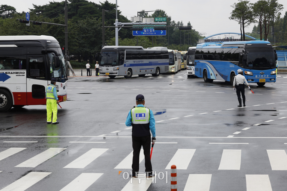 ▲2023 새만금 제25회 세계스카우트 잼버리 폐영식과 K-POP 슈퍼 라이브가 열리는 11일 오후 서울 마포구 서울월드컵경기장에서 잼버리 참가 스카우트 대원들을 태운 버스가 서울월드컵경기장으로 줄지어 이동하고 있다. 한편 경찰은 이날 오후 2시부터 구룡교차로에서 월드컵경기장교차로까지 월드컵로의 양방향 차로의 차량 통행이 제한한다. 경기장교차로에서 농수산교차로, 난지IC와 상암교차로는 교통량을 고려해 탄력적으로 통제한다. 조현호 기자 hyunho@