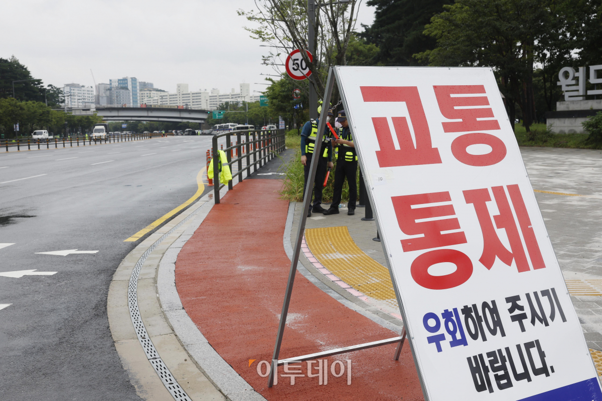 ▲2023 새만금 제25회 세계스카우트 잼버리 폐영식과 K-POP 슈퍼 라이브가 열리는 11일 오후 서울 마포구 서울월드컵경기장 주변도로가 교통통제 되고 있다. 경찰은 이날 오후 2시부터 구룡교차로에서 월드컵경기장교차로까지 월드컵로의 양방향 차로의 차량 통행이 제한한다. 경기장교차로에서 농수산교차로, 난지IC와 상암교차로는 교통량을 고려해 탄력적으로 통제한다. 조현호 기자 hyunho@