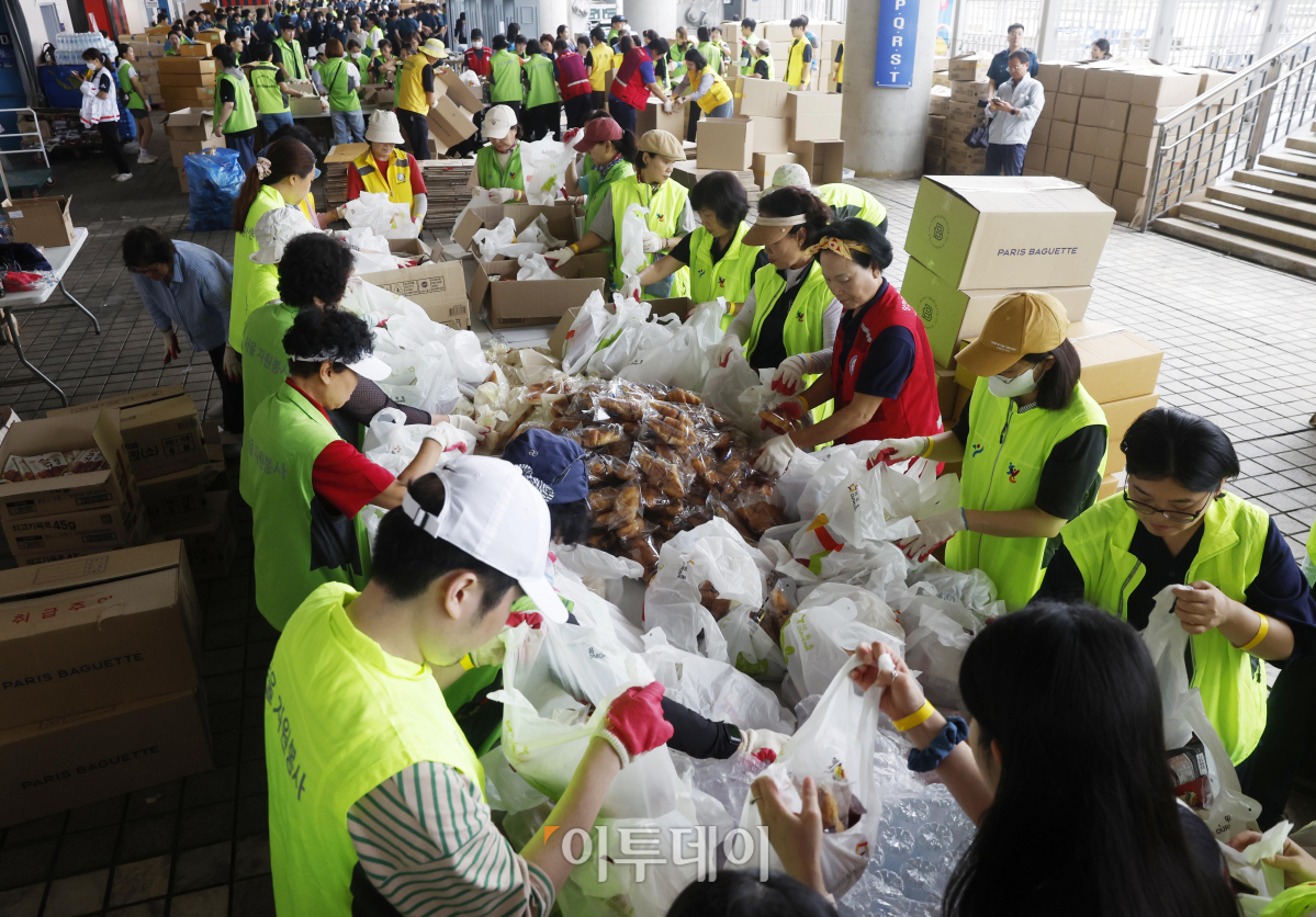 ▲2023 새만금 제25회 세계스카우트 잼버리 폐영식과 K-POP 슈퍼 라이브가 열리는 11일 오후 서울 마포구 서울월드컵경기장에서 자원봉사자들이 잼버리 참가 스카우트 대원들에게 전달할 간식 꾸러미를 포장하고 있다. 조현호 기자 hyunho@