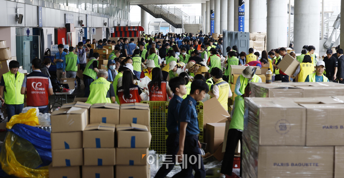 ▲2023 새만금 제25회 세계스카우트 잼버리 폐영식과 K-POP 슈퍼 라이브가 열리는 11일 오후 서울 마포구 서울월드컵경기장에서 자원봉사자들이 잼버리 대원들에게 전달할 간식 꾸러미를 포장하고 있다. 조현호 기자 hyunho@