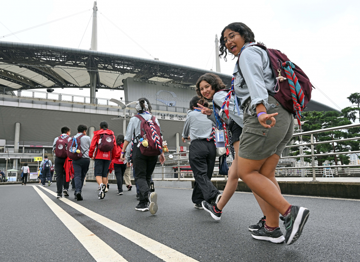 ▲잼버리 대원들이 11일 오후 서울 마포구 서울월드컵경기장에서 열릴 ‘2023 새만금 세계스카우트잼버리 폐영식과 K팝 슈퍼 라이브 콘서트’를 앞두고 행사장으로 이동하고 있다. 사진공동취재단