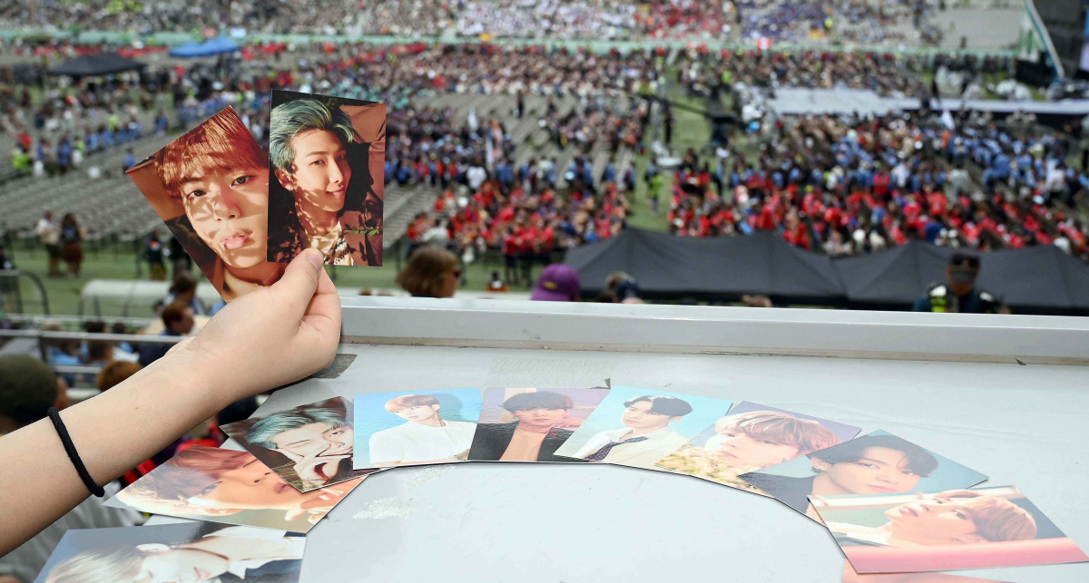 ▲2023 새만금 세계스카우트 잼버리'가 11일 폐영식과 'K팝 슈퍼 라이브'를 끝으로 막을 내리는 가운데 행사가 진행되는 서울월드컵경기장에서 한  대원이 문화체육관광부에서 나눠준 방탄소년단(BTS) 포토카드를 들어보이고 있다.  사진공동취재단