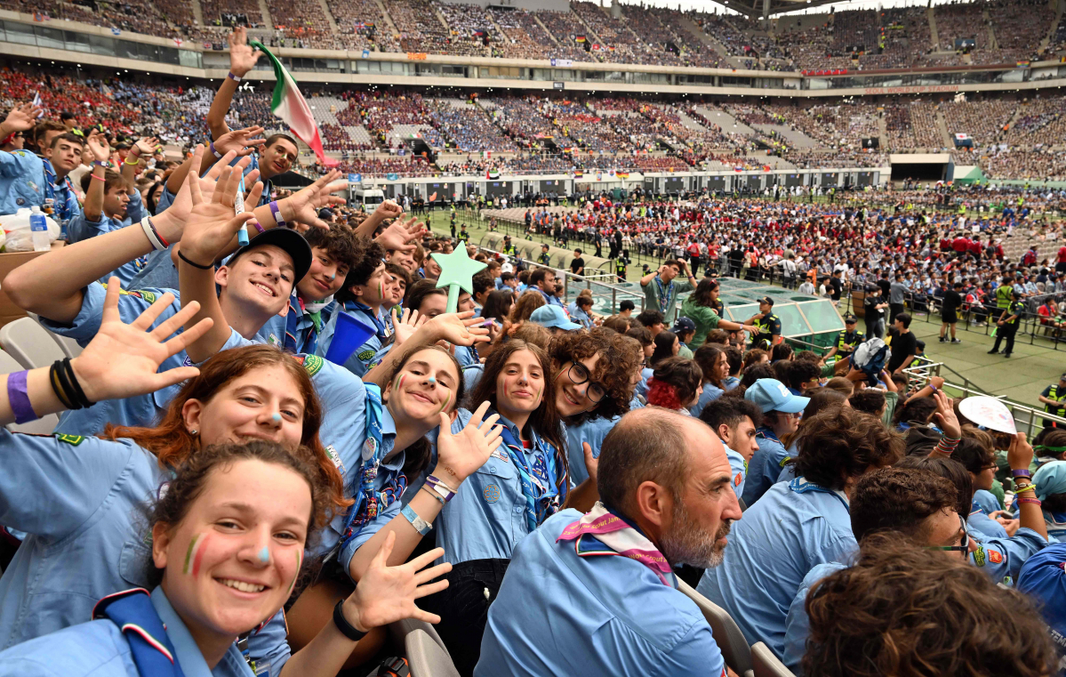 ▲2023 새만금 세계스카우트 잼버리'가 11일 폐영식과 'K팝 슈퍼 라이브'를 끝으로 막을 내리는 가운데 행사가 진행되는 서울월드컵경기장에서 이탈리아대원들이 즐거워 하고 있다. 사진공동취재단