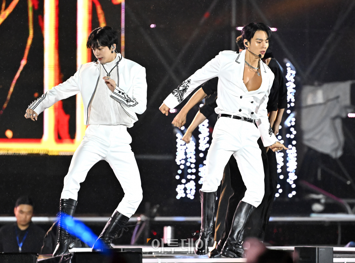 ▲11일 오후 서울 마포구 서울월드컵경기장에서 열린 ‘2023 새만금 세계스카우트잼버리 K팝 슈퍼 라이브 콘서트’에서 그룹 셔누X형원이 공연을 펼치고 있다. 사진공동취재단