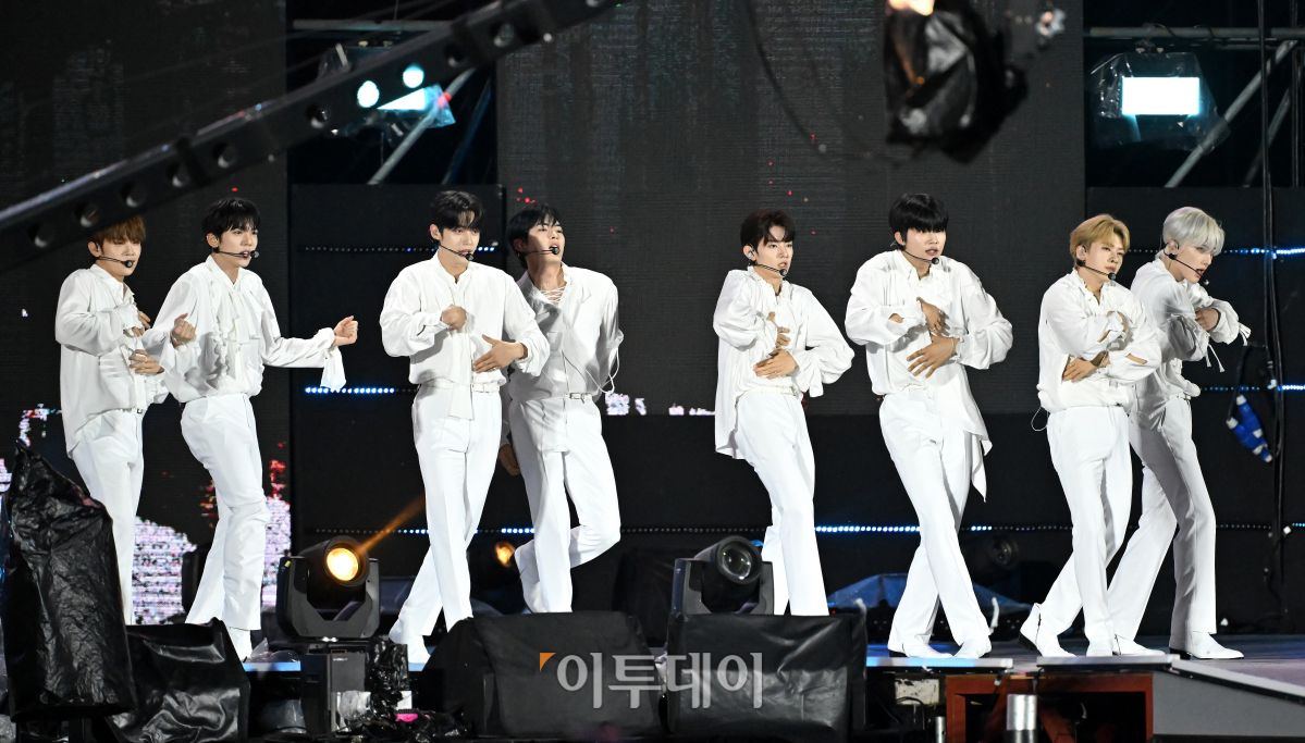 ▲11일 오후 서울 마포구 서울월드컵경기장에서 열린 ‘2023 새만금 세계스카우트잼버리 K팝 슈퍼 라이브 콘서트’에서 그룹 제로베이스원이 공연을 펼치고 있다. 사진공동취재단