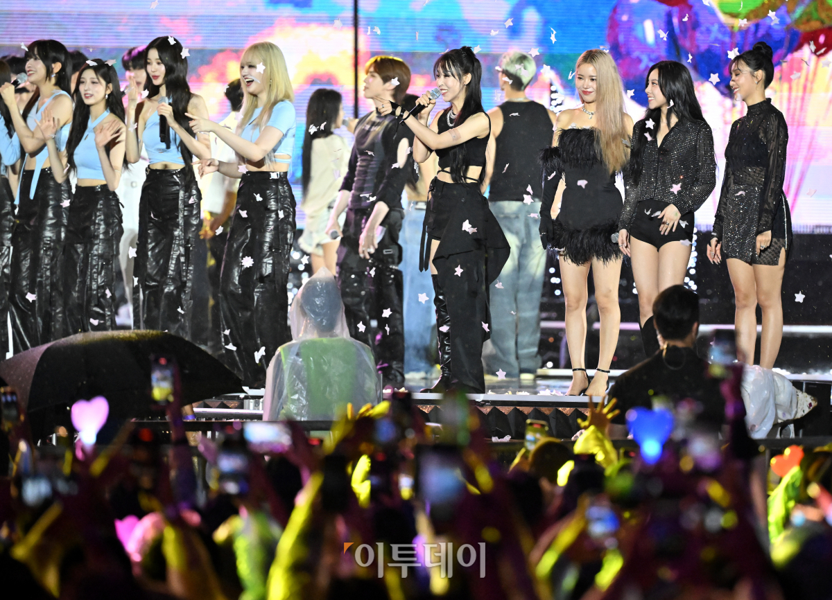 ▲11일 오후 서울 마포구 서울월드컵경기장에서 열린 ‘2023 새만금 세계스카우트잼버리 K팝 슈퍼 라이브 콘서트’에서 그룹 아이브와 마마무가 공연을 펼치고 있다. 사진공동취재단