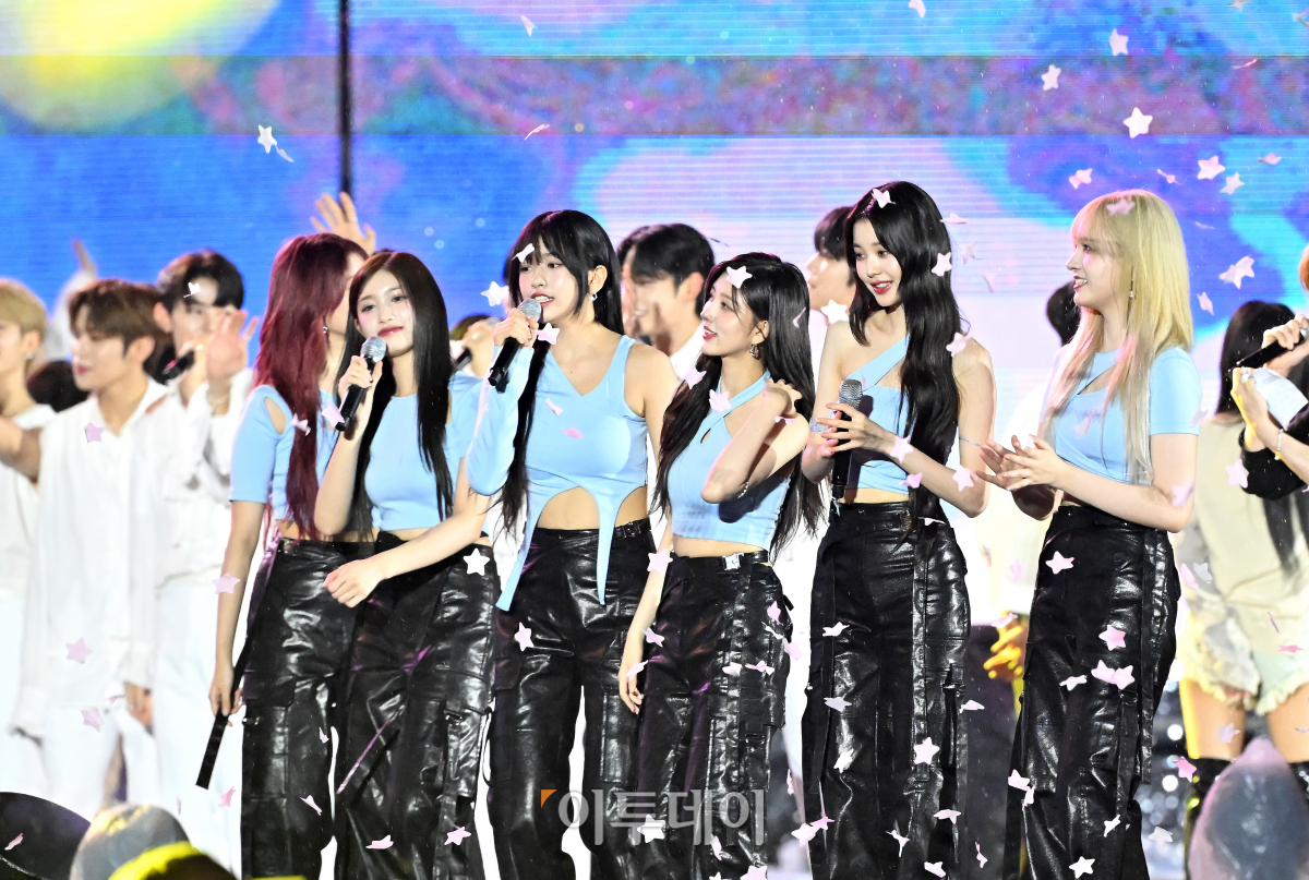▲11일 오후 서울 마포구 서울월드컵경기장에서 열린 ‘2023 새만금 세계스카우트잼버리 K팝 슈퍼 라이브 콘서트’에서 그룹 아이브가 공연을 펼치고 있다. 사진공동취재단