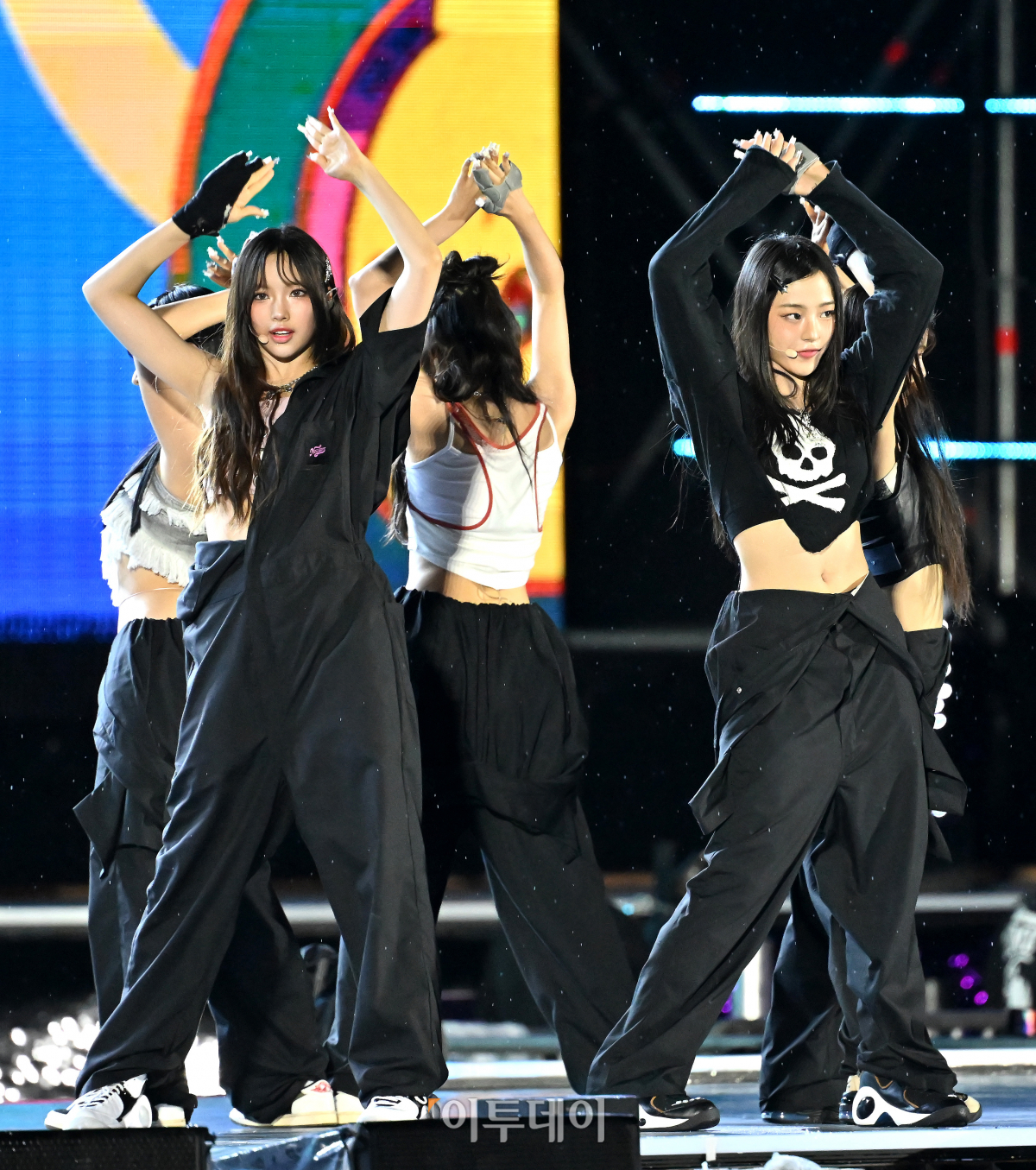 ▲11일 오후 서울 마포구 서울월드컵경기장에서 열린 ‘2023 새만금 세계스카우트잼버리 K팝 슈퍼 라이브 콘서트’에서 그룹 뉴진스가 공연을 펼치고 있다. 사진공동취재단