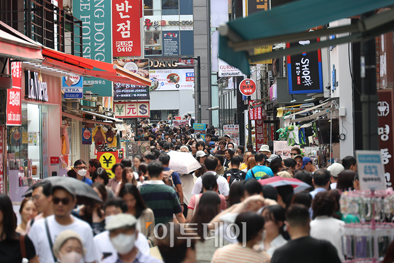 ▲13일 서울 중구 명동거리가 관광객들로 활기를 띄고 있다. 고이란 기자 photoeran@