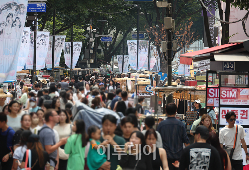 ▲13일 서울 중구 명동거리가 관광객들로 활기를 띄고 있다. 고이란 기자 photoeran@