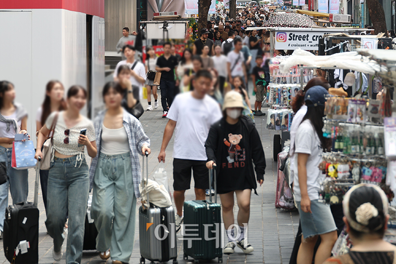 ▲13일 서울 중구 명동거리가 관광객들로 활기를 띄고 있다. 고이란 기자 photoeran@