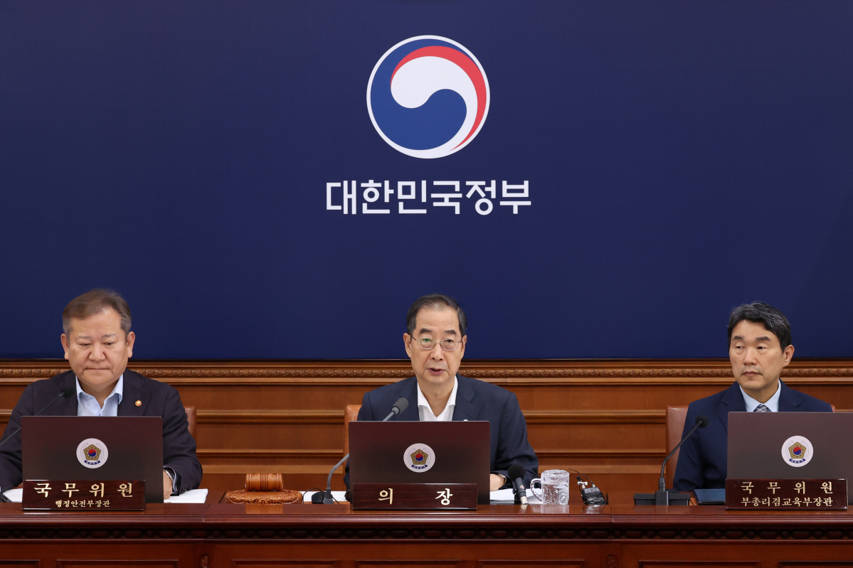 ▲한덕수 국무총리가 14일 오전 서울 종로구 정부서울청사에서 열린 국무회의에 참석해 최근 현안과 안건을 설명하고 있다. (연합뉴스)