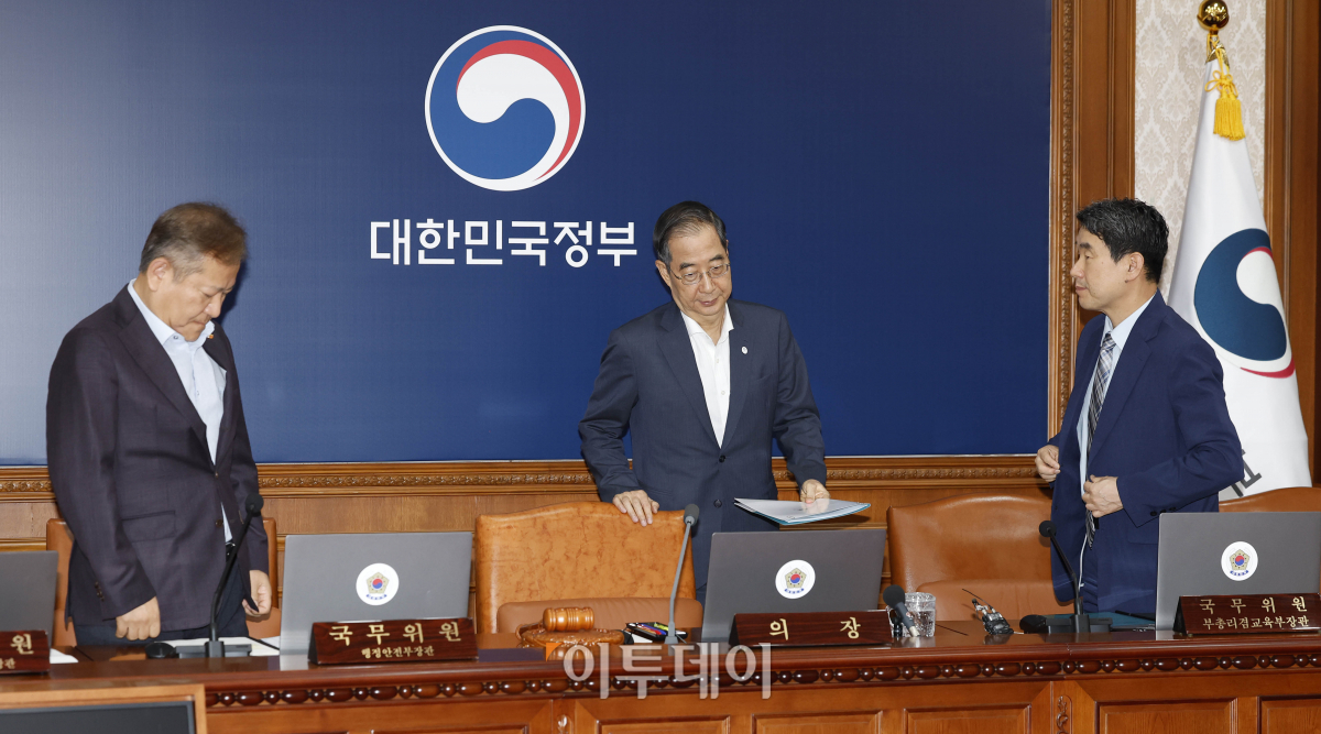 ▲한덕수 국무총리가 14일 오전 서울 종로구 정부서울청사에서 열린 국무회의에 참석하고 있다. 조현호 기자 hyunho@