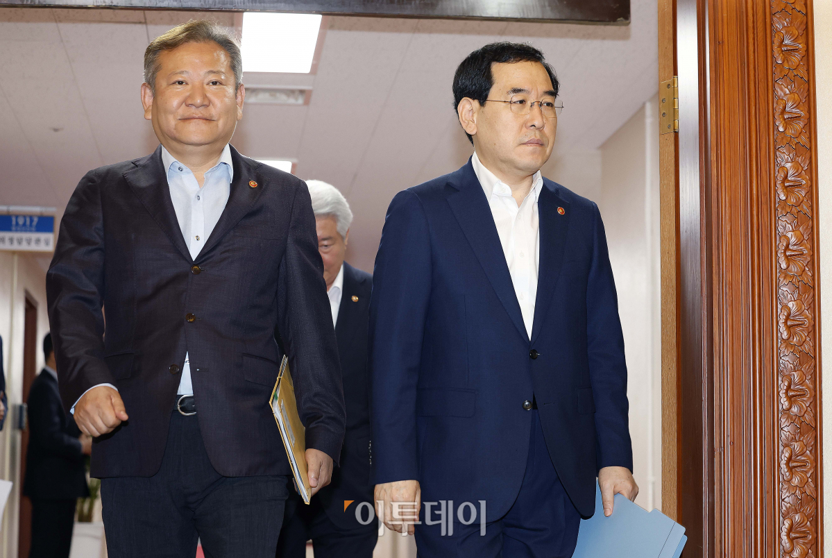 ▲이상민 행정안전부 장관과 이창양 산업통상자원부 장관이 14일 오전 서울 종로구 정부서울청사에서 열린 국무회의에 참석하고 있다. 조현호 기자 hyunho@