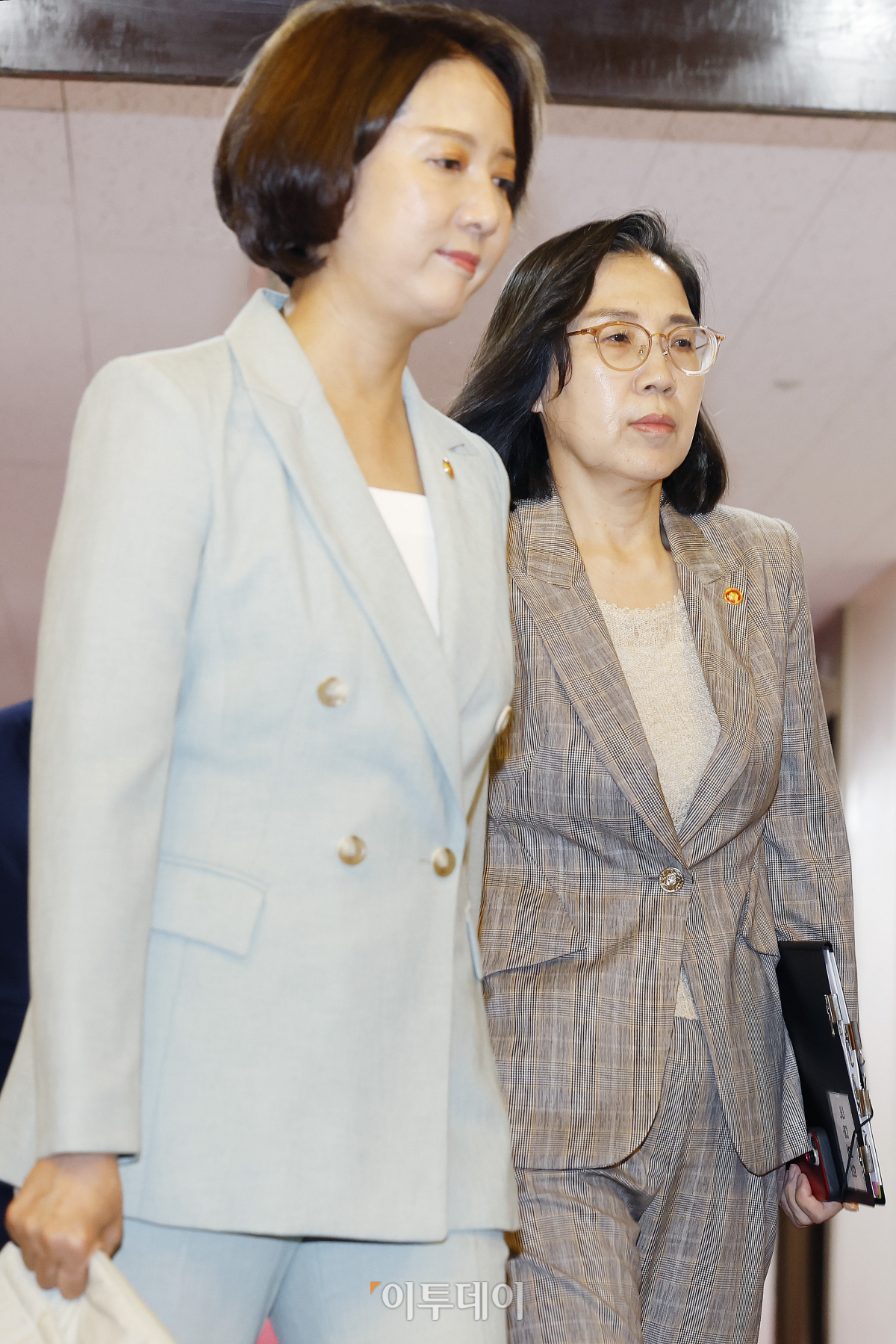 ▲이영 중소벤처기업부 장관과 김현숙 여성가족부 장관이 14일 오전 서울 종로구 정부서울청사에서 열린 국무회의에 참석하고 있다. 조현호 기자 hyunho@