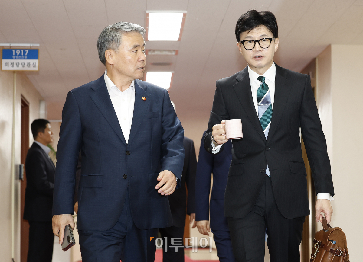 ▲이종섭 국방부 장관과 한동훈 법무부 장관이 14일 오전 서울 종로구 정부서울청사에서 열린 국무회의에 참석하고 있다. 조현호 기자 hyunho@